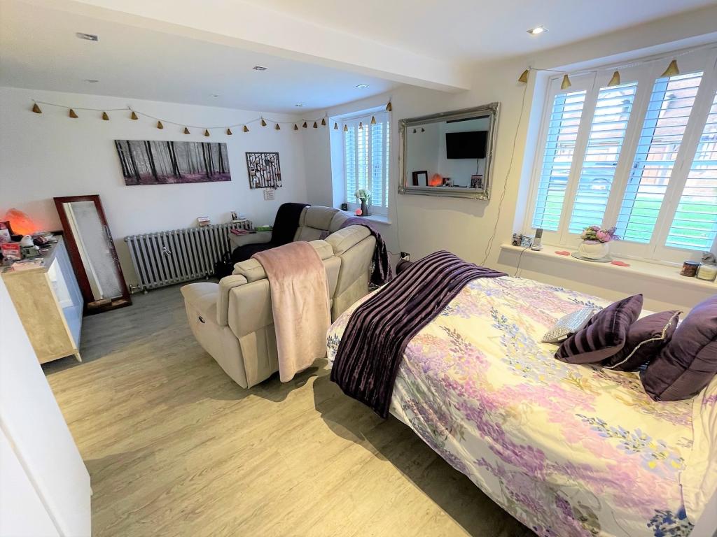 6 bedroom detached house for sale in North Road, South Ockendon, RM15