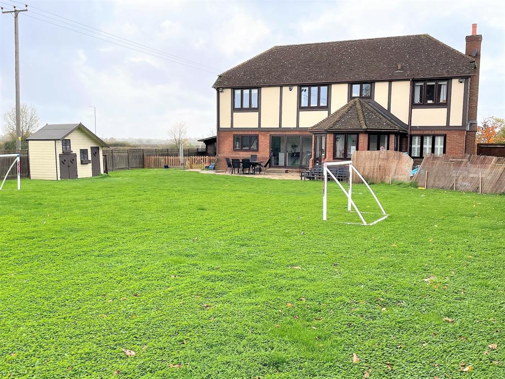 6 bedroom detached house for sale in North Road, South Ockendon, RM15