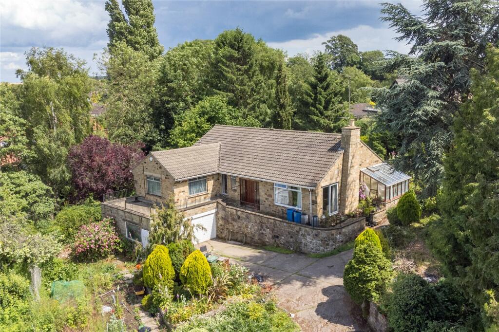 3 bedroom bungalow for sale in Crabtree Hill, Collingham, Leeds, LS22