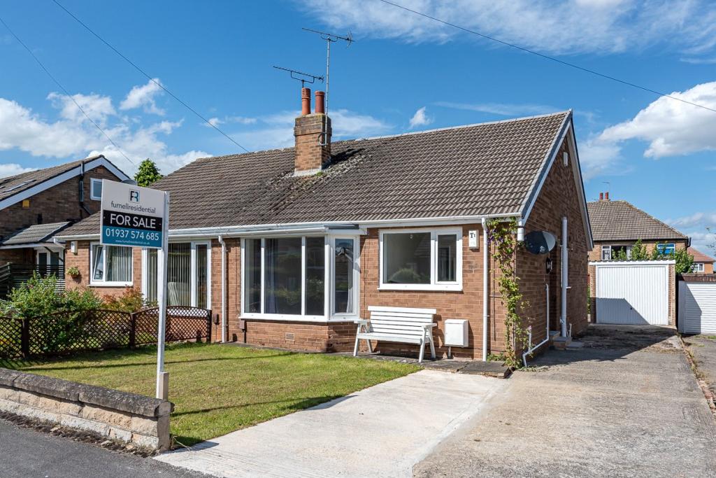 2 bedroom bungalow for sale in Heathfield Lane, Boston Spa, LS23