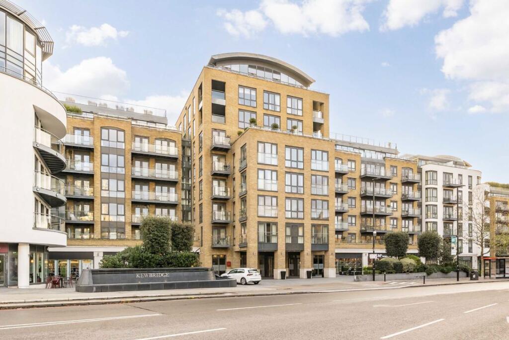 Main image of property: 8 Kew Bridge Road, Kew