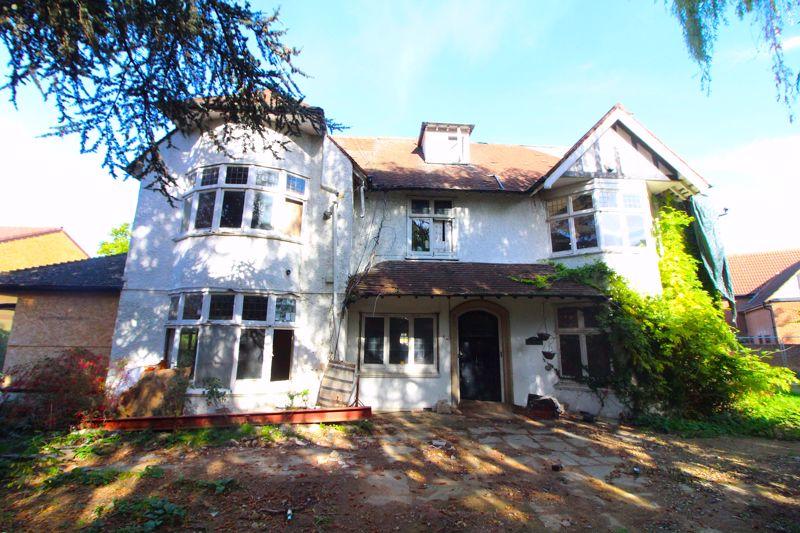 6 bedroom detached house for sale in Grange Avenue, Luton, LU4