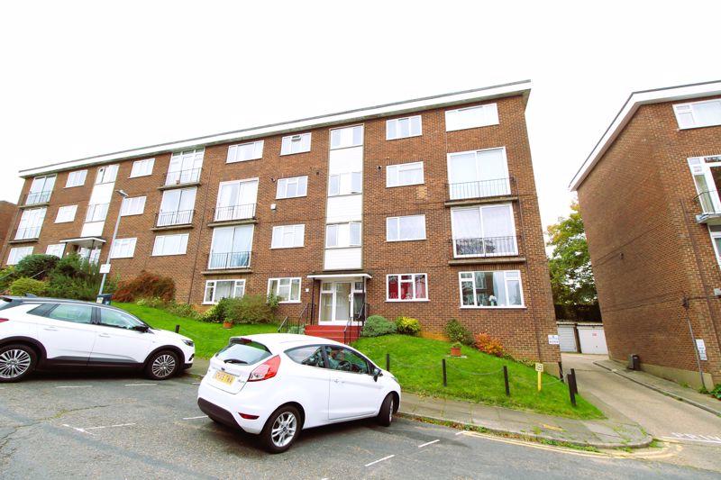 2 bedroom flat for sale in The Larches, Luton, LU2