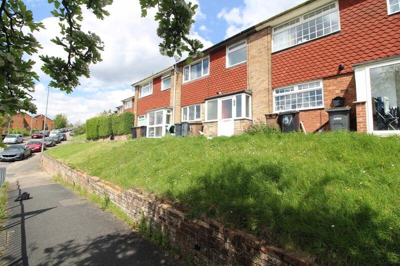 3 bedroom terraced house for sale in Brendon Avenue, Luton, LU2