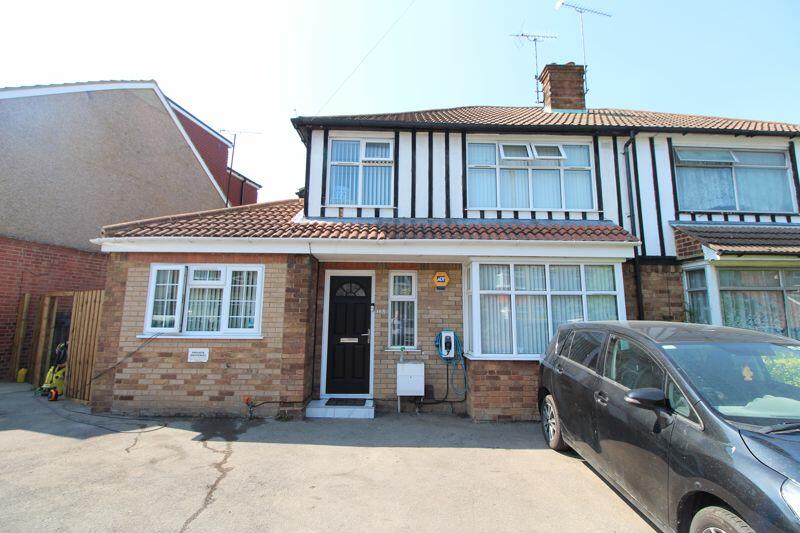 3 bedroom semidetached house for sale in Gardenia Avenue, Luton, LU3