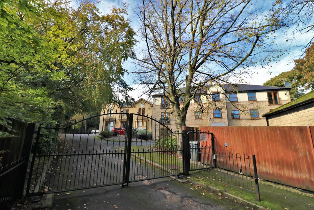 1 bedroom apartment for sale in Peregrine Way, Westwood Park, Bradford