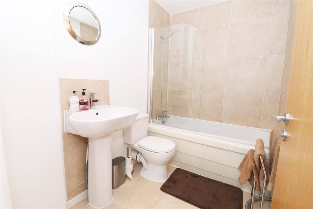 1 bedroom apartment for sale in Peregrine Way, Westwood Park, Bradford