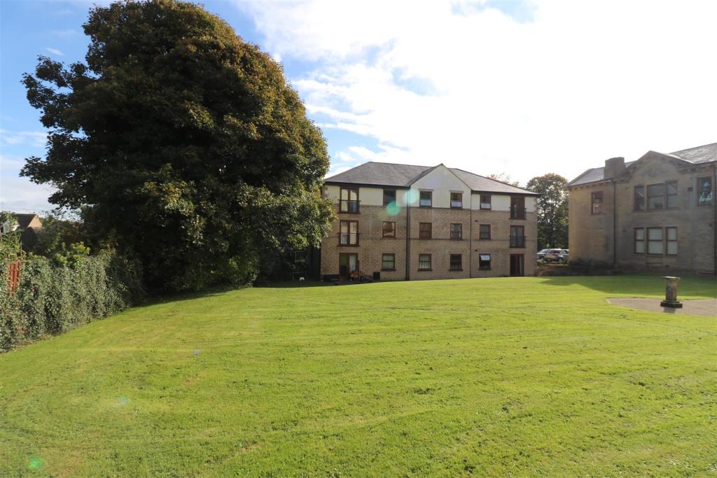 1 bedroom apartment for sale in Peregrine Way, Westwood Park, Bradford