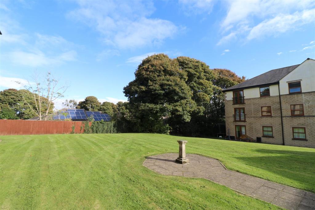 1 bedroom apartment for sale in Peregrine Way, Westwood Park, Bradford