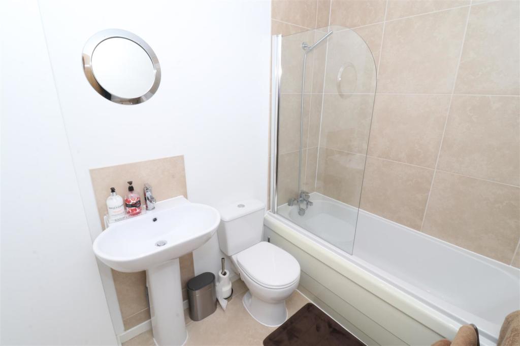 1 bedroom apartment for sale in Peregrine Way, Westwood Park, Bradford