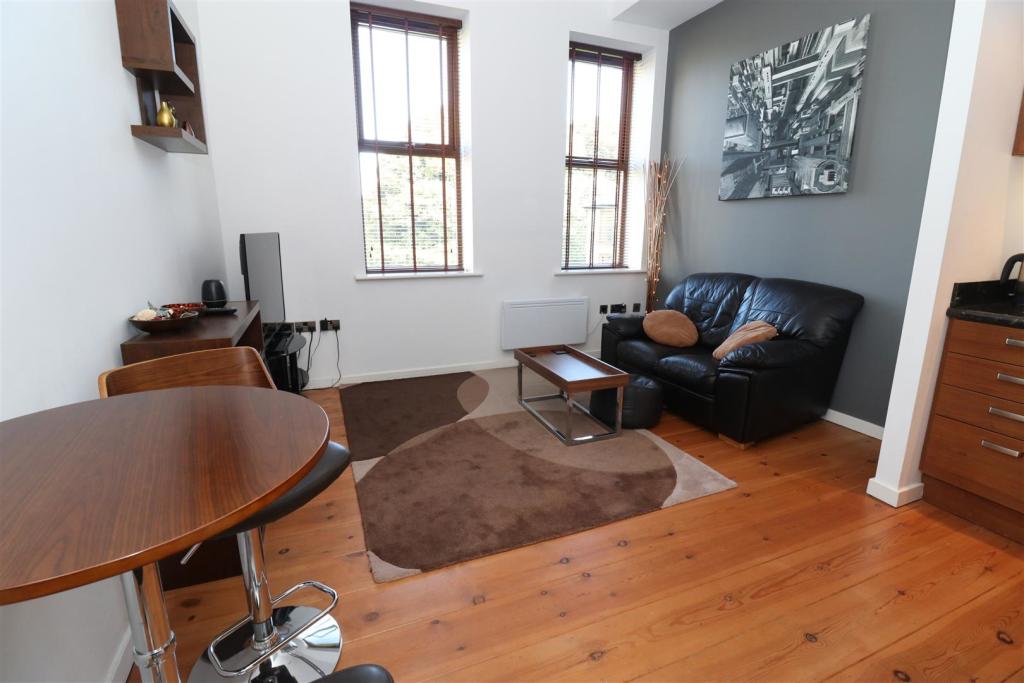 1 bedroom apartment for sale in Peregrine Way, Westwood Park, Bradford