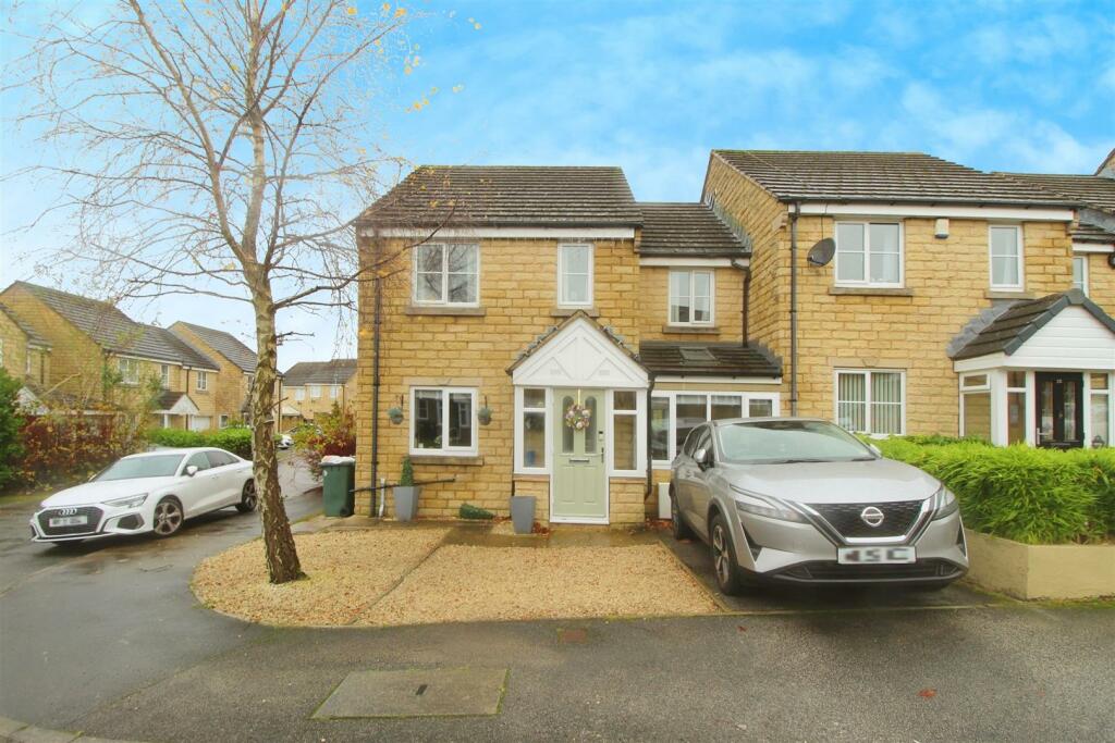 3 bedroom end of terrace house for sale in Siskin Drive, Bradford, BD6