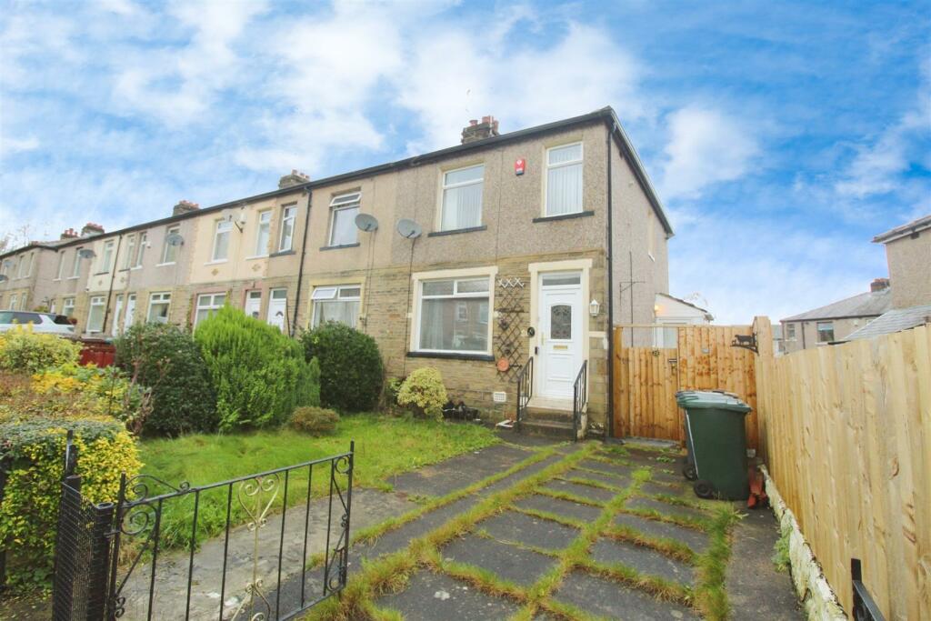 3 bedroom end of terrace house for sale in Carr Bottom Grove, Bradford