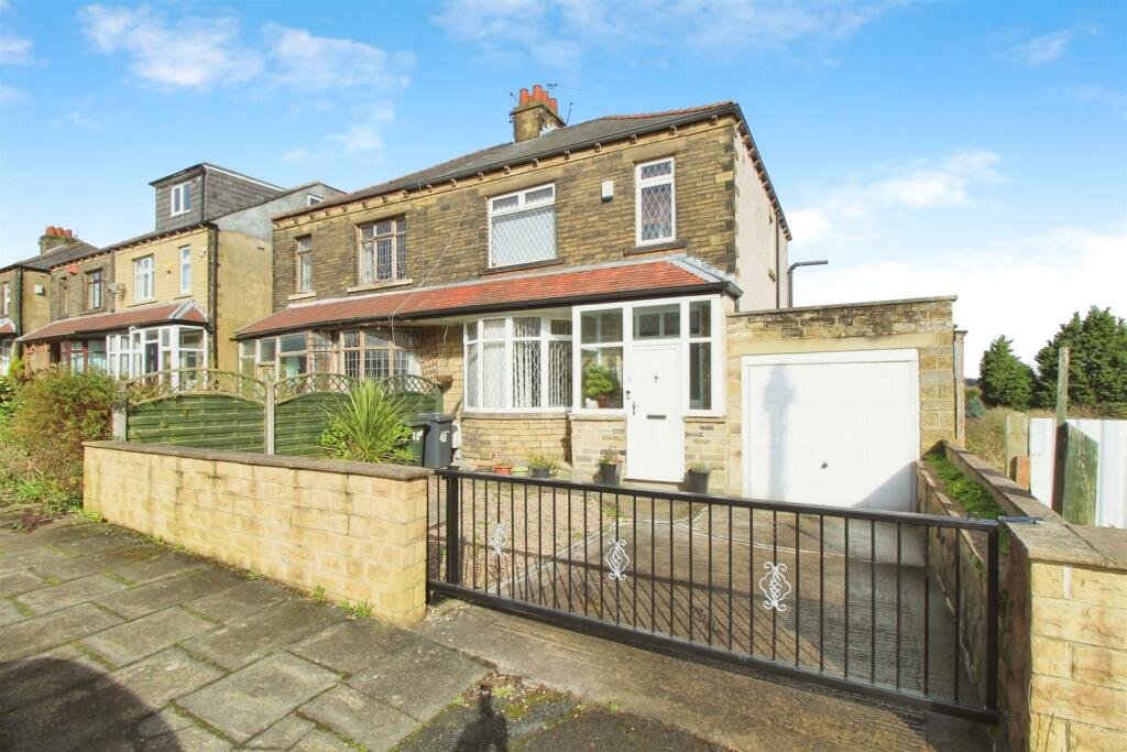 3 bedroom semidetached house for sale in Hollingwood Mount, Bradford