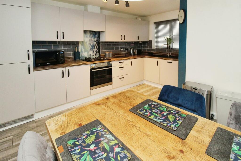 Additional property image - Meadow Bank, Allerton, Bradford, BD15 8HL