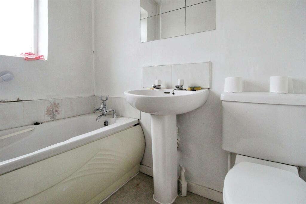 Additional property image - Southfield Road, Bradford, BD5 9DX