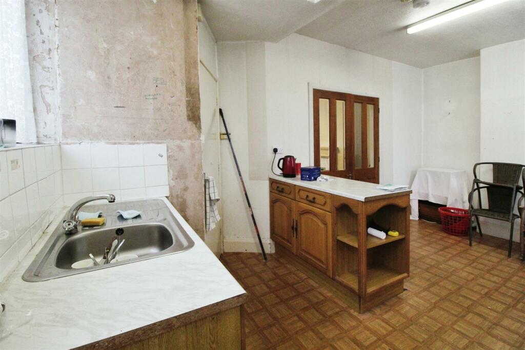 Additional property image - Southfield Road, Bradford, BD5 9DX