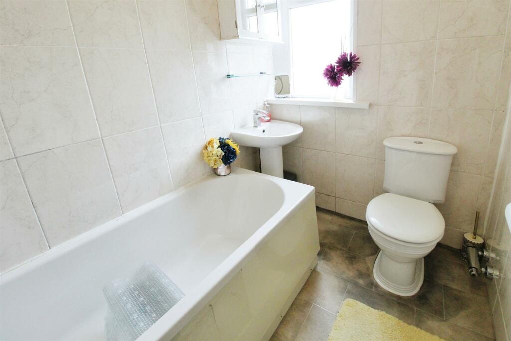 Additional property image - Carr Bottom Avenue, Bradford, BD5 9BE