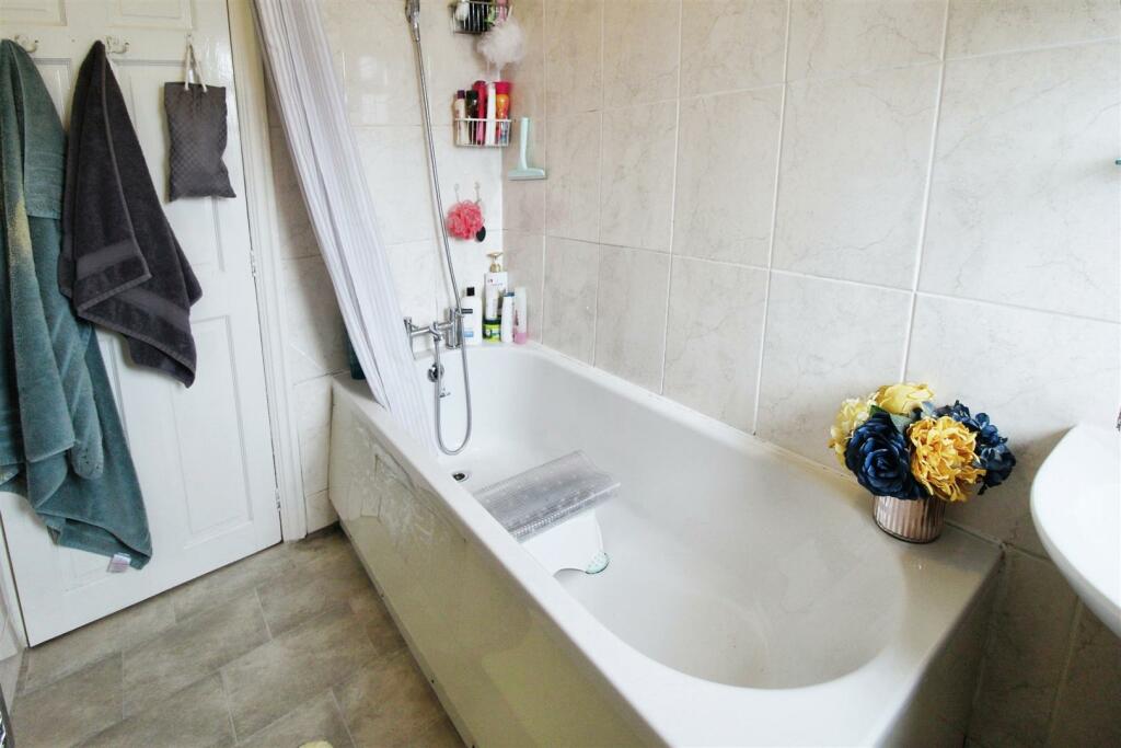 Additional property image - Carr Bottom Avenue, Bradford, BD5 9BE
