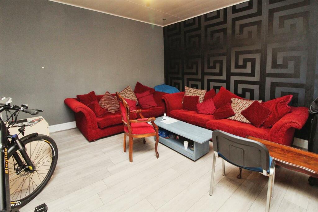 Additional property image - Hampden Place, Bradford, BD5 0JZ