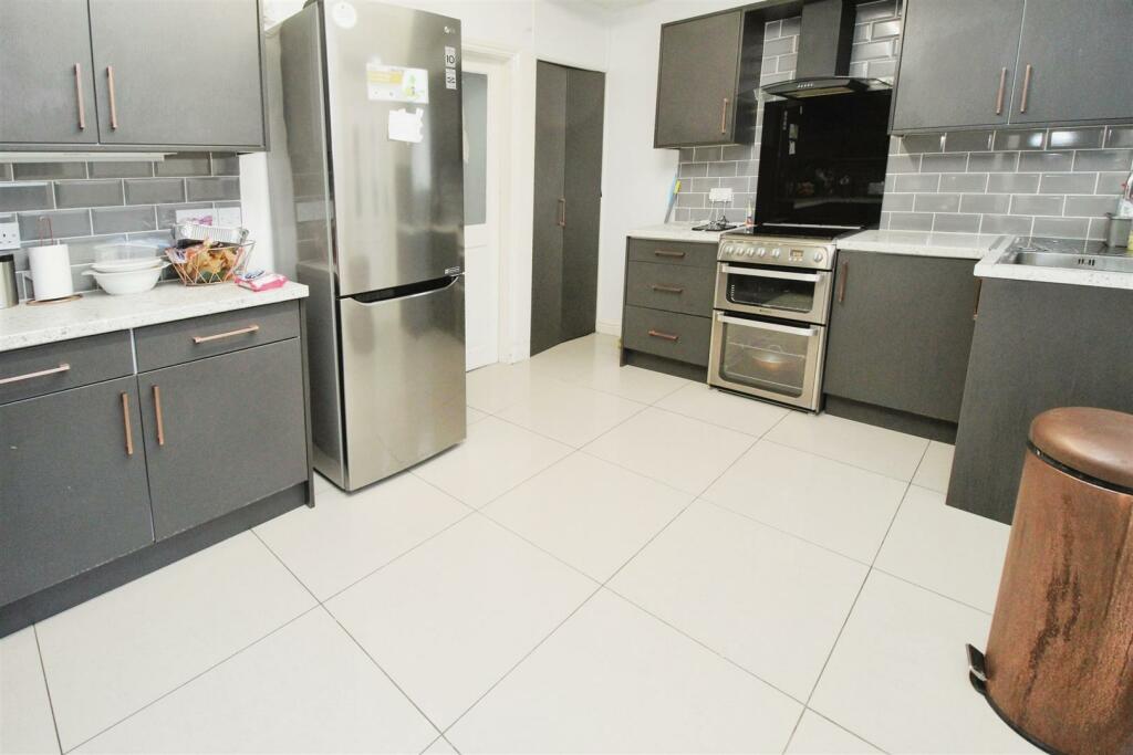 Additional property image - Carr Bottom Avenue, Bradford, BD5 9BD