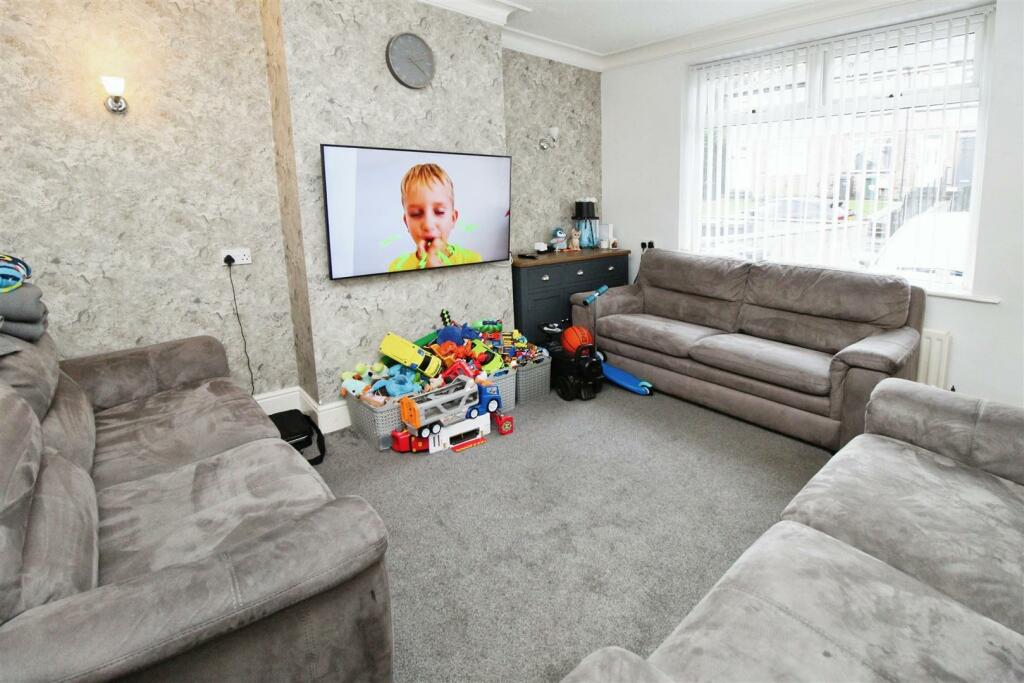 Additional property image - Carr Bottom Avenue, Bradford, BD5 9BD