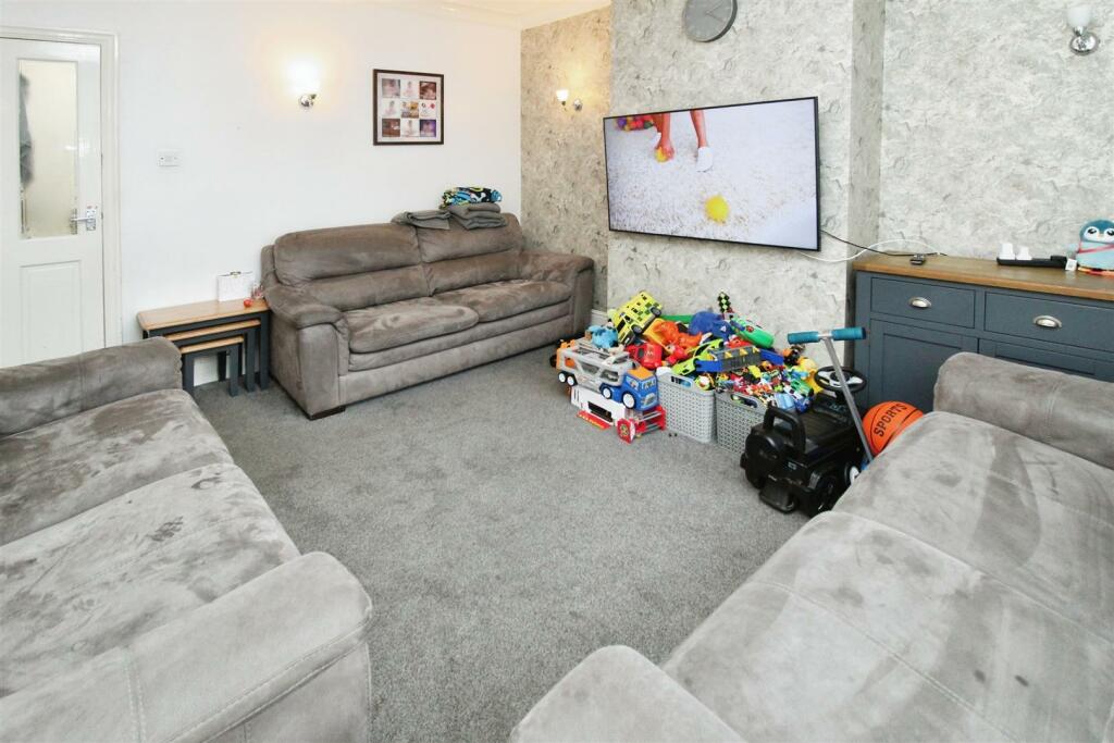 Additional property image - Carr Bottom Avenue, Bradford, BD5 9BD