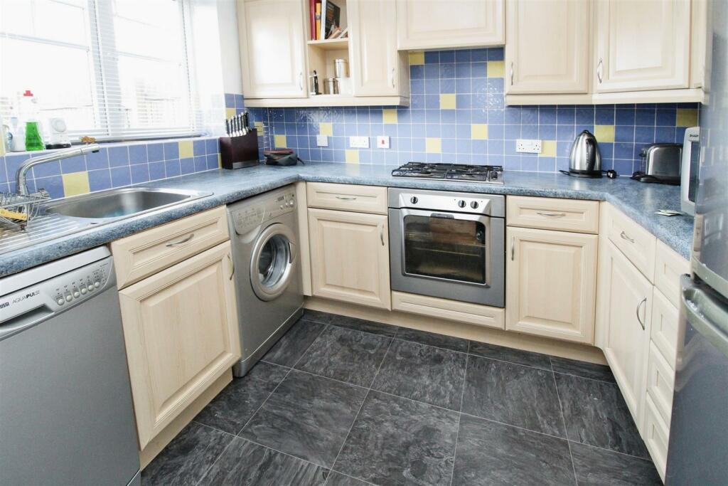 Additional property image - Quail Avenue, Bradford, BD6 3XT