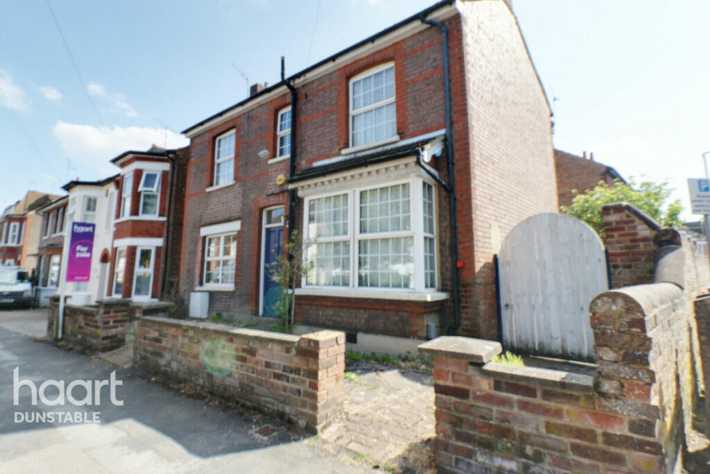 4 bedroom detached house for sale in Princes Street, Dunstable, LU6