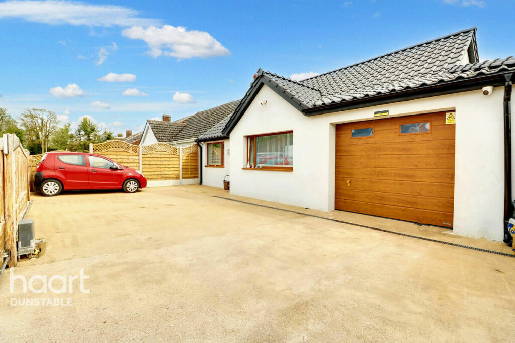 4 bedroom semidetached bungalow for sale in Dunstable Road, Dunstable, LU5