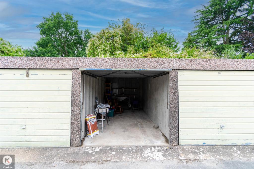 2 bedroom flat for sale in Petersfield Road, Hall Green, B28