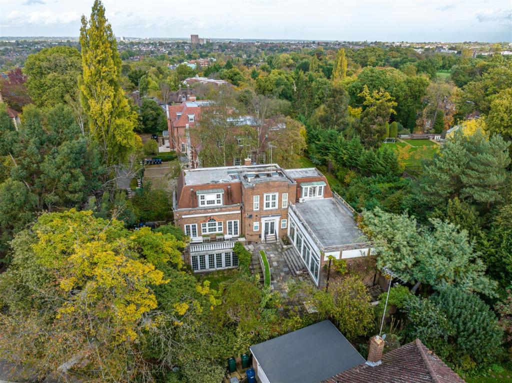 5 bedroom detached house for sale in Canons Close, N2