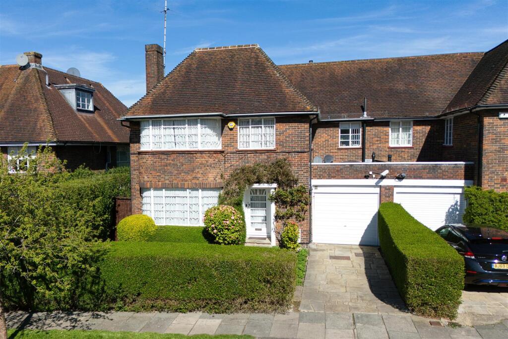 Main image of property: Carlyle Close, N2