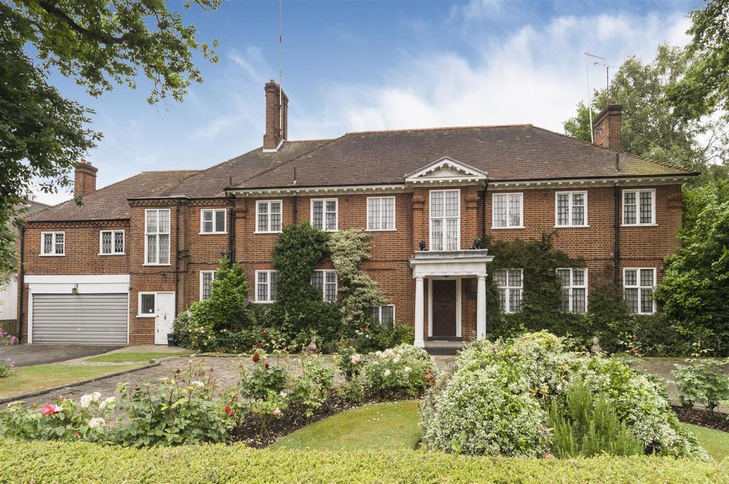 6 bedroom detached house for sale in Courtenay Avenue, N6