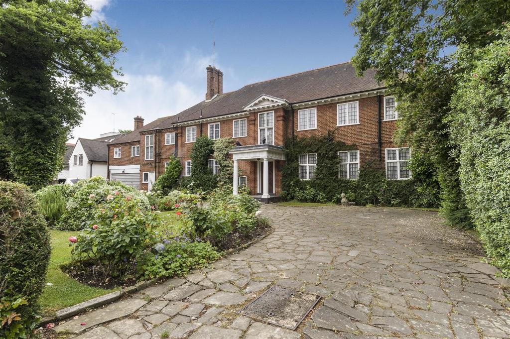 6 bedroom detached house for sale in Guildens, Courtenay Avenue, N6