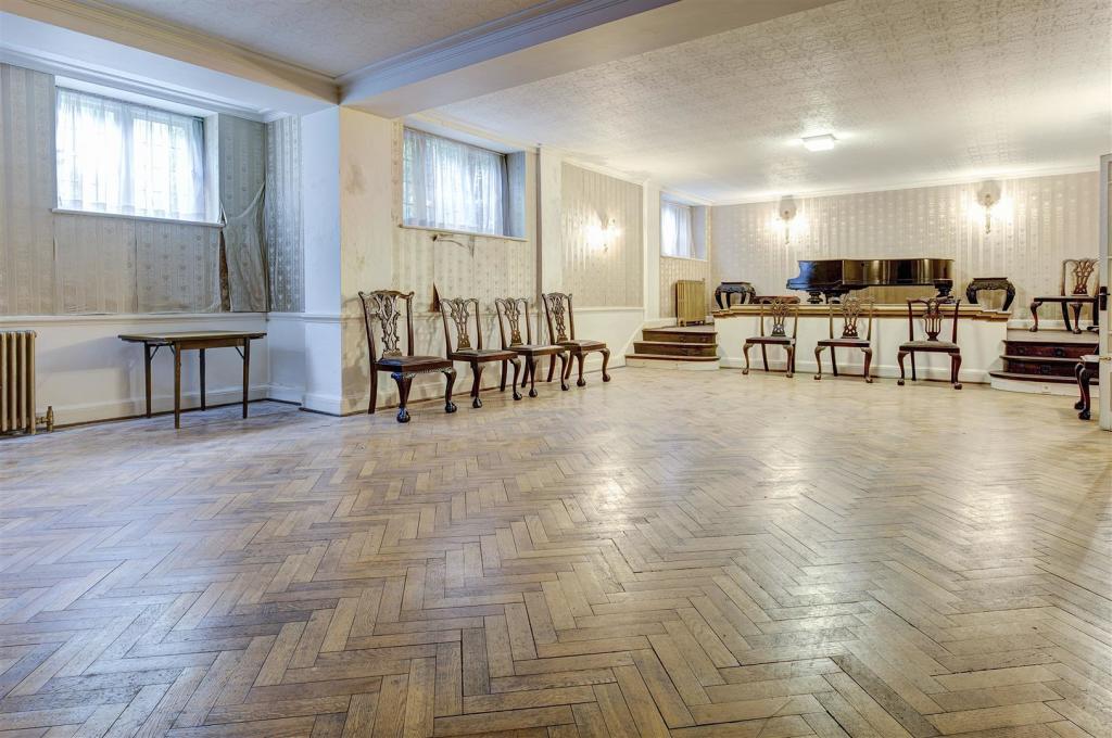 6 bedroom detached house for sale in Guildens, Courtenay Avenue, N6