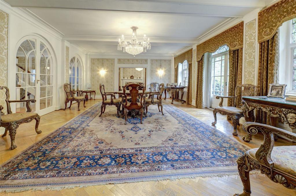 6 bedroom detached house for sale in Guildens, Courtenay Avenue, N6