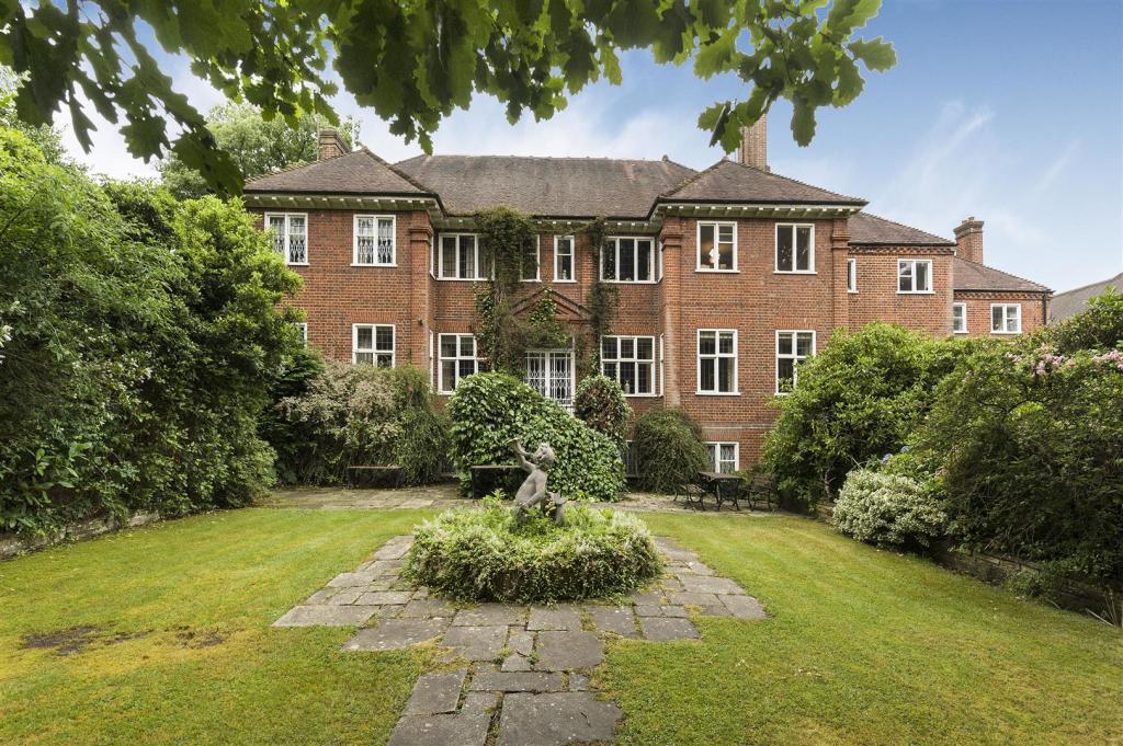 6 bedroom detached house for sale in Guildens, Courtenay Avenue, N6