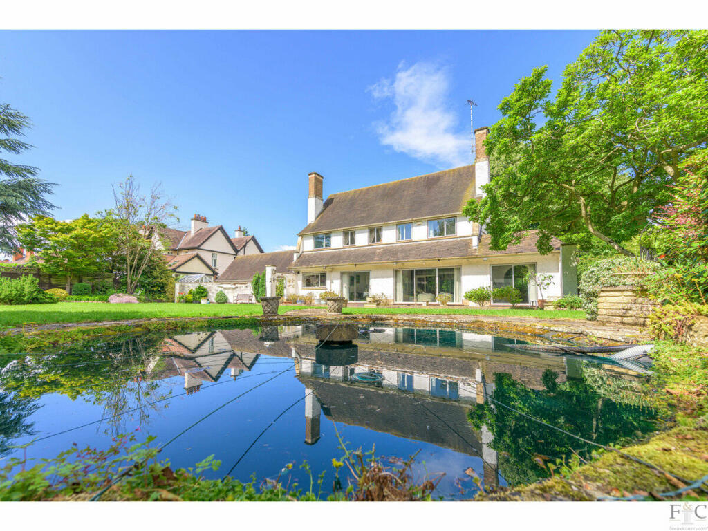 4 bedroom detached house for sale in Knighton Rise, Leicester, LE2