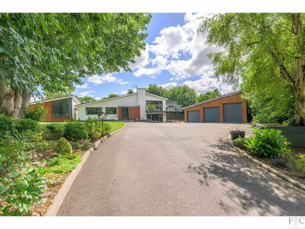 6 bedroom detached house for sale in Welford Road, South Kilworth, LE17