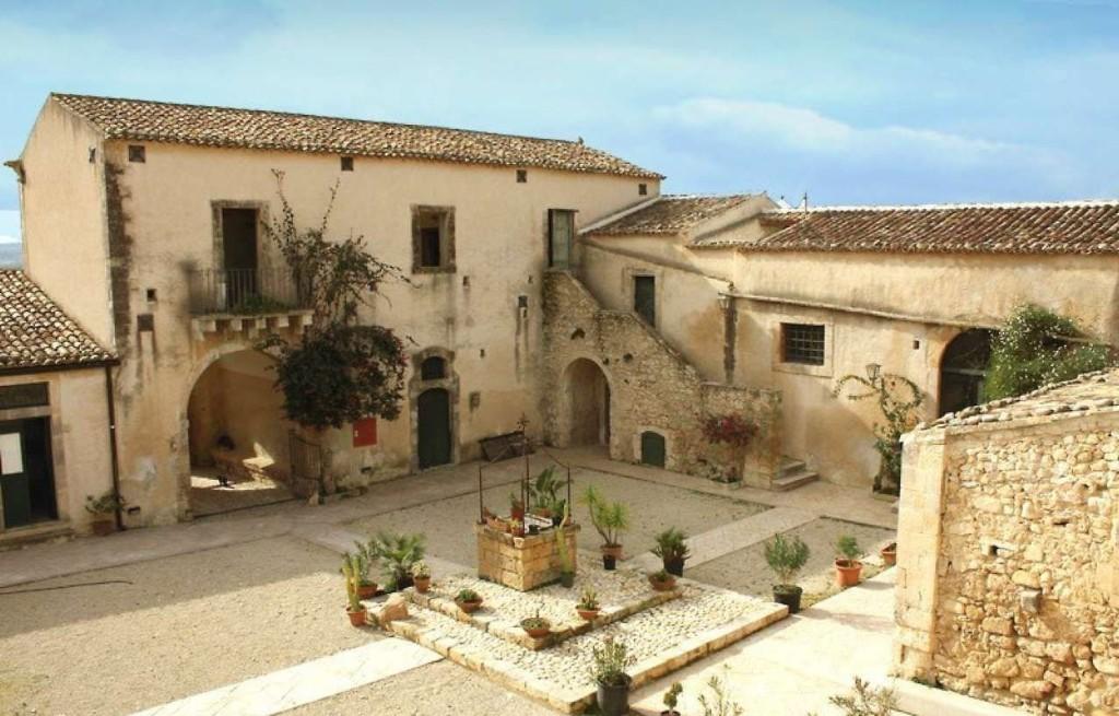 20 bedroom farm house for sale in Noto, Syracuse, Sicily, Italy