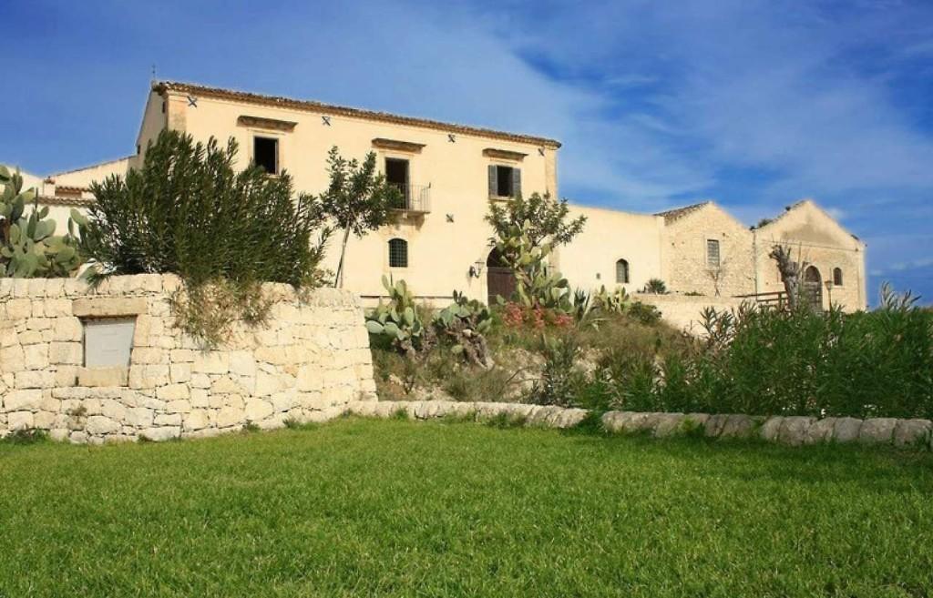 20 bedroom farm house for sale in Noto, Syracuse, Sicily, Italy