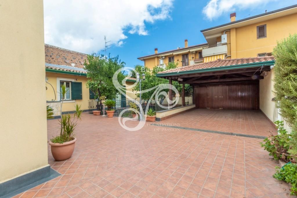 4 bedroom detached house for sale in Catania, Catania, Sicily, Italy