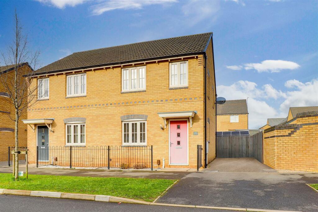 3 bedroom semidetached house for sale in Chalfont Drive, Aspley