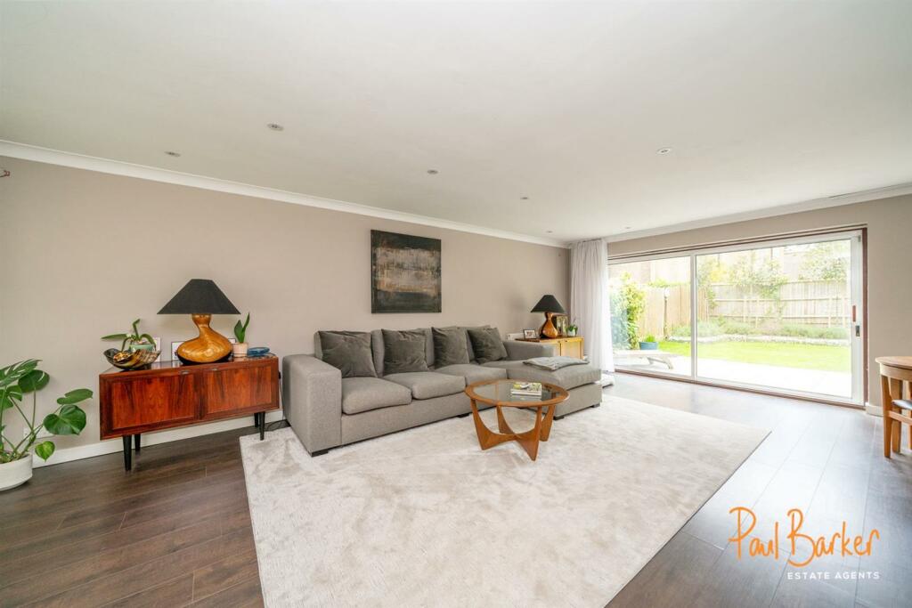 4 bedroom detached house for sale in Sunderland Avenue, St. Albans, AL1