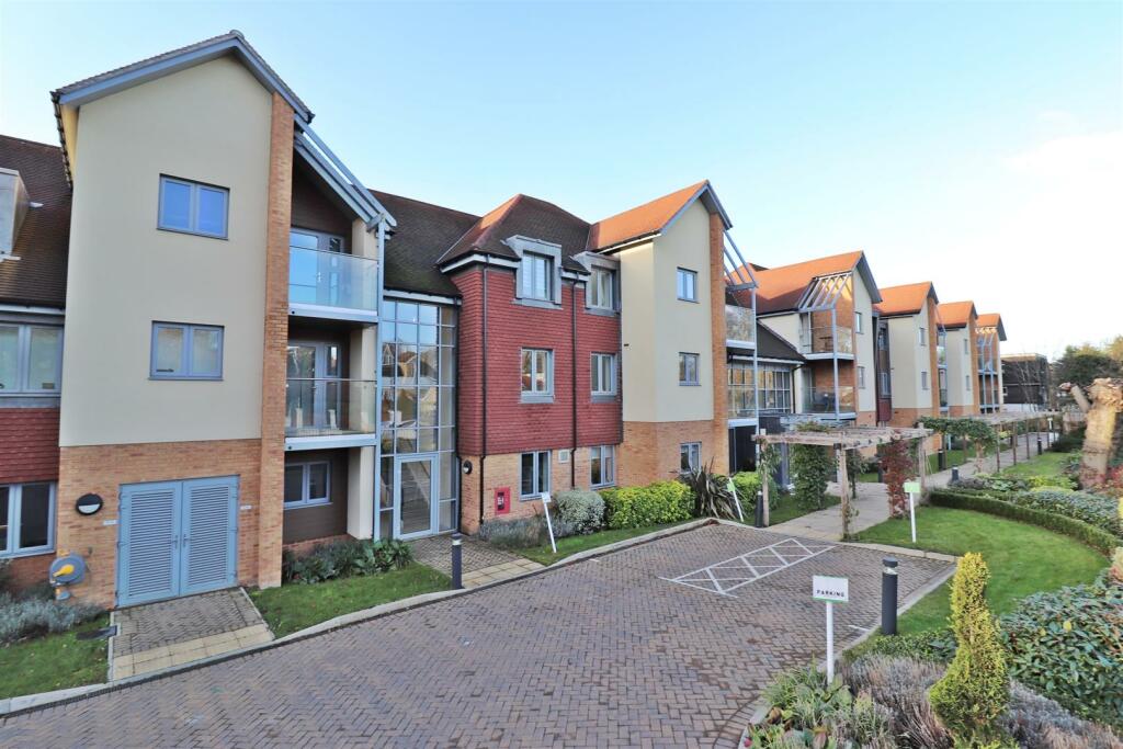 1 bedroom retirement property for sale in Eleanor House, London Road, St. Albans, AL1
