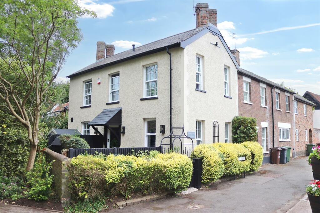 2 bedroom end of terrace house for sale in High Street, Redbourn, St