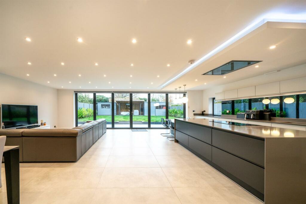 Additional property image - Oakwood Road, Bricket Wood