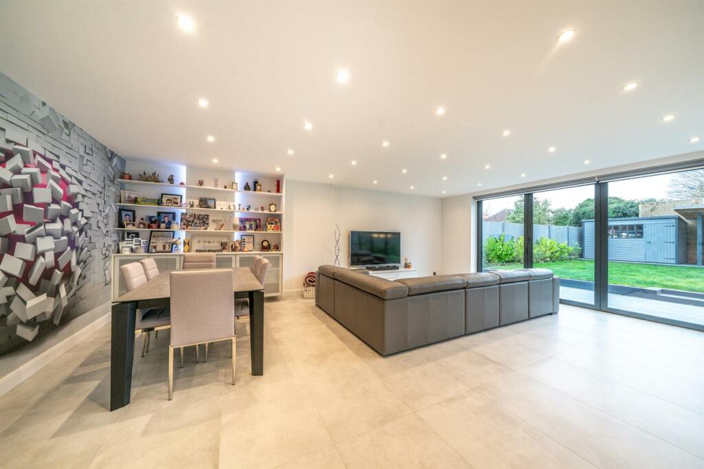 Additional property image - Oakwood Road, Bricket Wood