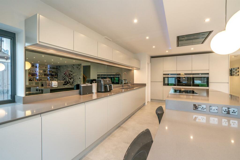 Additional property image - Oakwood Road, Bricket Wood